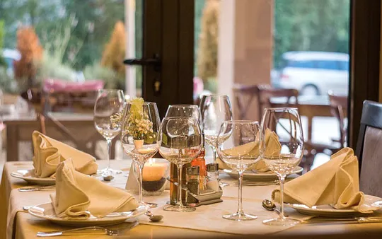 The restaurant: tables, dishes and the bar.